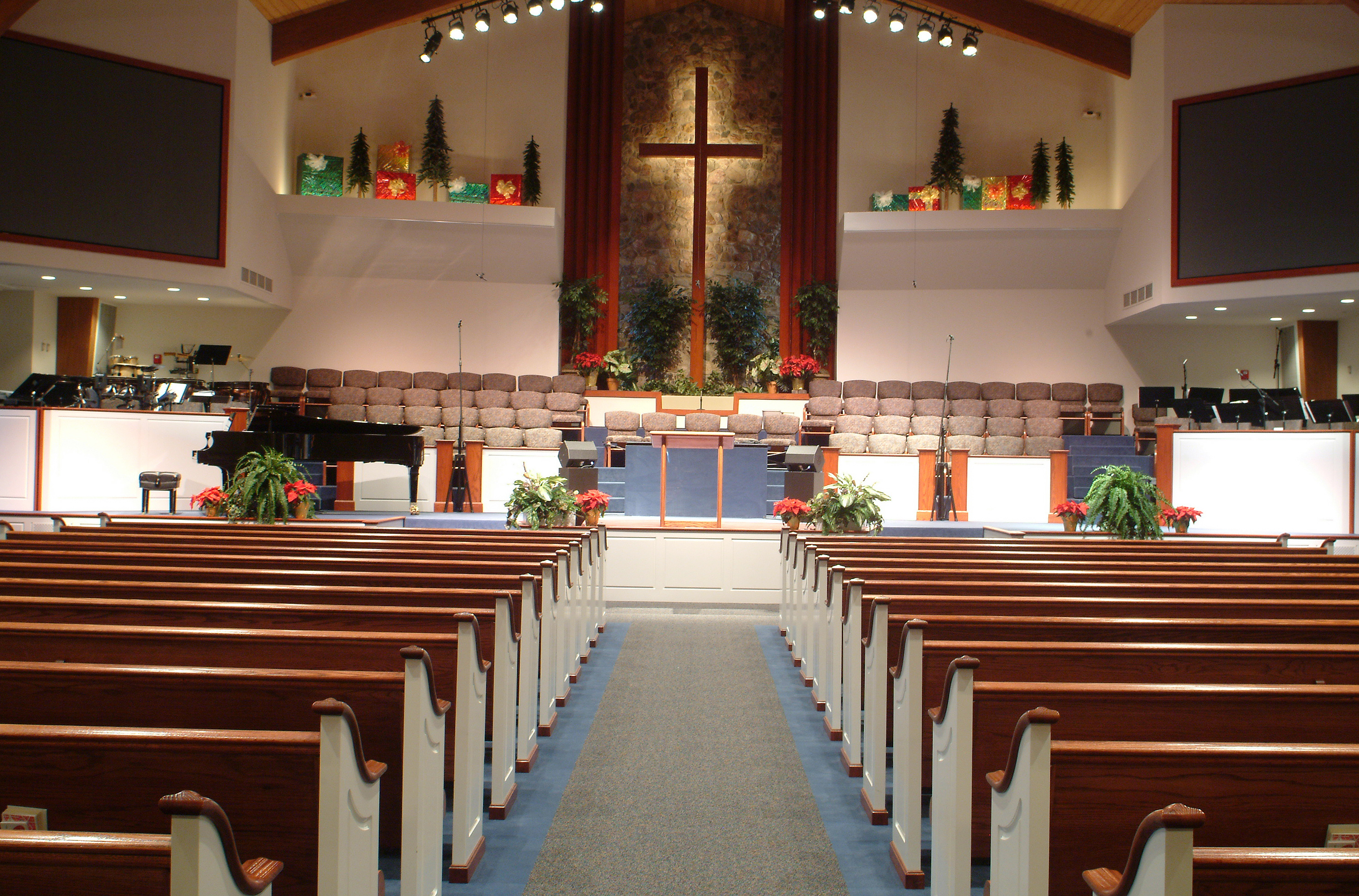 Methodist church sanctuary with Kivett's seating